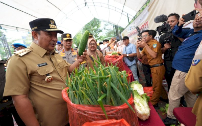 CEK HARGA. Pj Gubernur Sulsel Bahtiar Baharuddin bersama Kapolda Sulsel Andi Rian Ryacudu Djajadi kembali turun melakukan pengecekan harga kebutuhan pokok di Pasar Sungguminasa, Kabupaten Gowa, Senin (15/1/2024). foto: istimewa