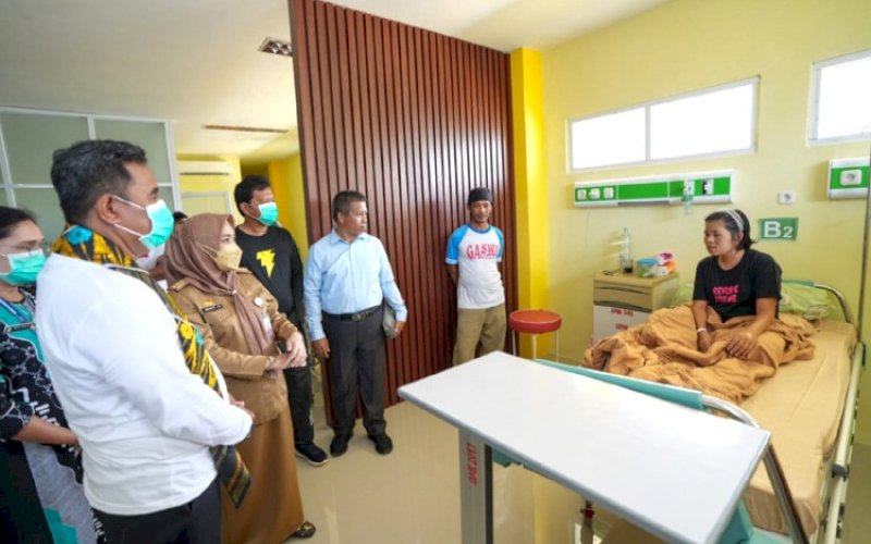 PEDULI. Pj Gubernur Sulsel, Bahtiar Baharuddin, menyapa pasien di RSUD Andi Makkasau Kota Parepare, Selasa (9/1/2024). foto: istimewa