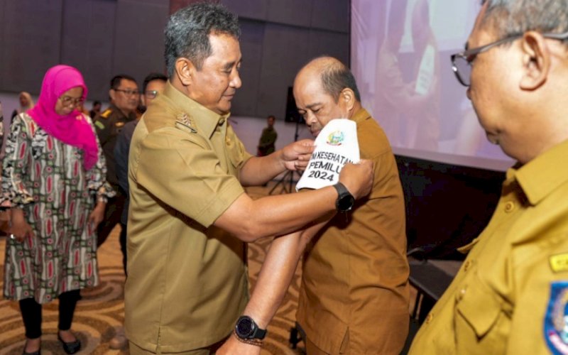 PELANTIKAN. Pj Gubernur Sulsel, Bahtiar Baharuddin, melantik Satgas Kesehatan Petugas Pemilu di sela-sela Rapat Koordinasi Kesiapsiagaan Bidang Kesehatan Pemilu dan Pilkada Serentak Tahun 2024, yang dirangkaikan Penandatanganan Perjanjian Kinerja Perangkat Daerah 2024 di Hotel Sheraton by Four Points Makassar, Selasa (30/1/2024). foto: istimewa