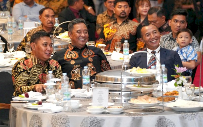 PISAH SAMBUT. Pj Gubernur Sulsel Bahtiar Baharuddin (tengah) menghadiri Malam Pisah Sambut Pangdam XIV Hasanuddin Mayjen TNI Bobby Rinal Makmun menggantikan Mayjen TNI Totok Imam Santoso di Hotel Claro Makassar, Rabu (3/1/2024). foto: istimewa
