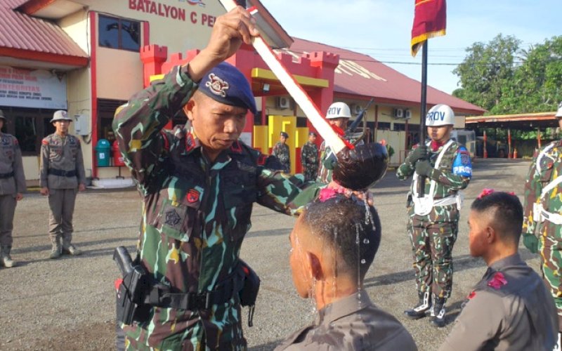 PENYAMBUTAN. Batalyon C Pelopor Satbrimob Polda Sulsel melakukan prosesi penyambutan lima personel Bintara Remaja di Mako Batalyon C Pelopor Satbrimob Polda Sulsel, Kabupaten Bone, Kamis (11/1/2024). foto: istimewa