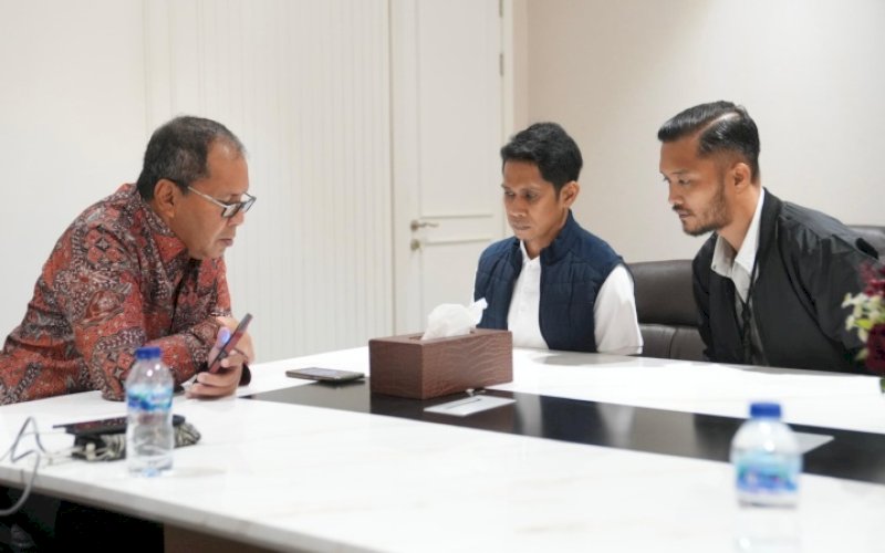 LAPORAN. Plt Kepala Dispora Kota Makassar Andi Engka beserta jajaran menemui Wali Kota Makassar Moh Ramdhan Pomanto di Kantor Balai Kota Makassar, Jumat (12/1/2024). foto: istimewa