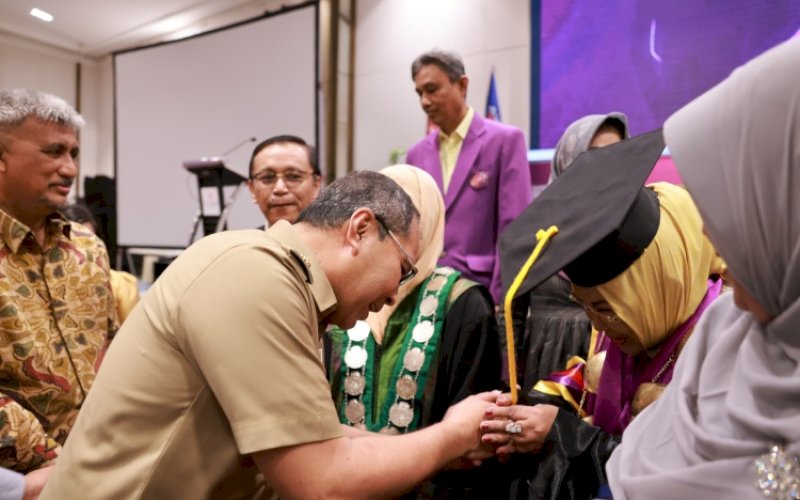 BERI SELAMAT. Wali Kota Makassar, Moh Ramdhan Pomanto, secara spesial menghadiri dan mengucapkan selamat atas Pengukuhan Guru Besar Prof Dr Apiaty K Amin Syam di Hotel Claro Makassar, Senin (15/1/2024). foto: istimewa