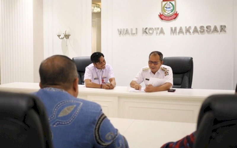 PERTEMUAN. Wali Kota Makassar Moh Ramdhan Pomanto didampingi Kepala Badan Pendapatan Daerah Firman Pagarra menerima pelaku usaha yang tergabung di PHRI, AUHM, dan GIPI di Balai Kota Makassar, Rabu (24/1/2024). foto: istimewa