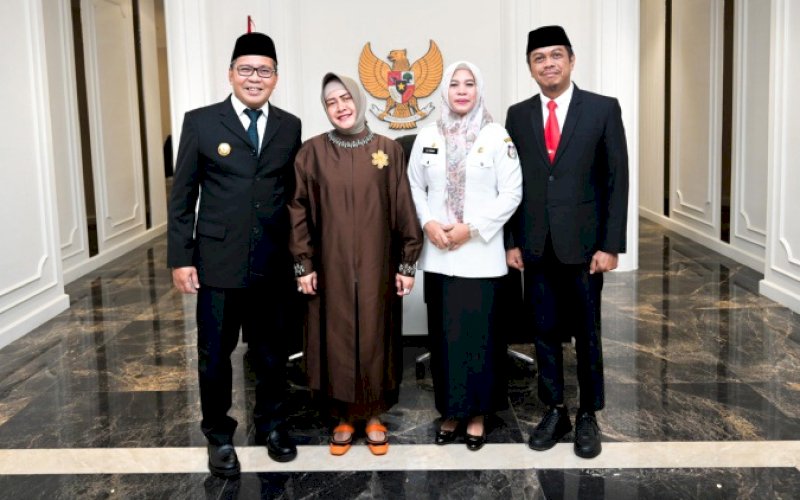 KEBERSAMAAN. Wali Kota Makassar Moh Ramdhan Pomanto didampingi Ketua TP PKK Kota Makassar Indira Jusuf Ismail foto bersama Pj Sekda Kota Makassar Firman Hamid Pagarra dan Pj Ketua DWP Kota Makassar Fadliah Firman usai pelantikan Pj Sekda Kota Makassar di Ruang Sipakatau Balai Kota Makassar, Rabu (10/1/2024). foto: istimewa