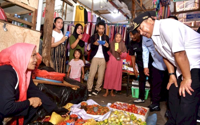 PENINJAUAN. Pj Gubernur Sulsel Bahtiar Baharuddin melakukan peninjauan di pasar tradisional Kota Palopo, Kamis (25/1/2024). foto: istimewa