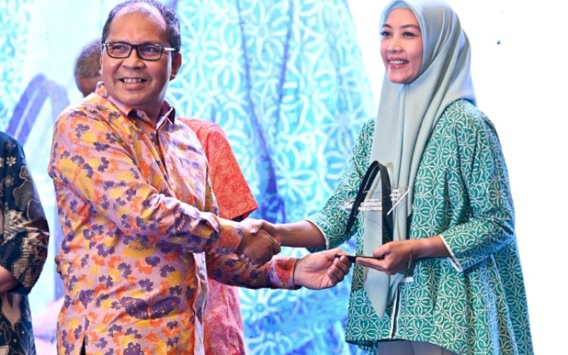 SMSI AWARD. Wali Kota Makassar Moh Ramdhan Pomanto menyerahkan penghargaan kepada Direktur Umum dan Pelayanan Perumda Air Minum Kota Makassar Indira Mulyasari Paramastuti pada malam penganugerahan SMSI Sulsel Award 2023 di Hotel Claro Makassar, Senin (15/1/2024). foto: istimewa