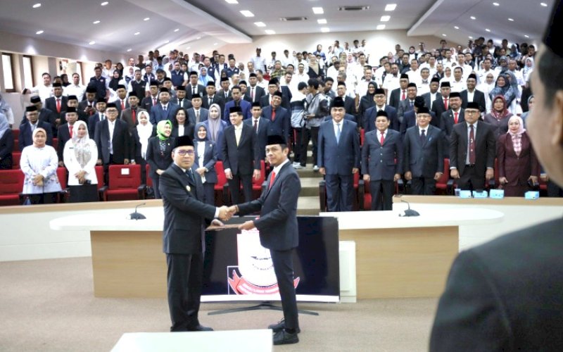 PELANTIKAN. Wali Kota Makassar Moh Ramdhan Pomanto melantik Firman Hamid Pagarra sebagai Pj Sekda Kota Makassar di Ruang Sipakatau Kantor Balai Kota, Rabu (10/01/2024). foto: istimewa