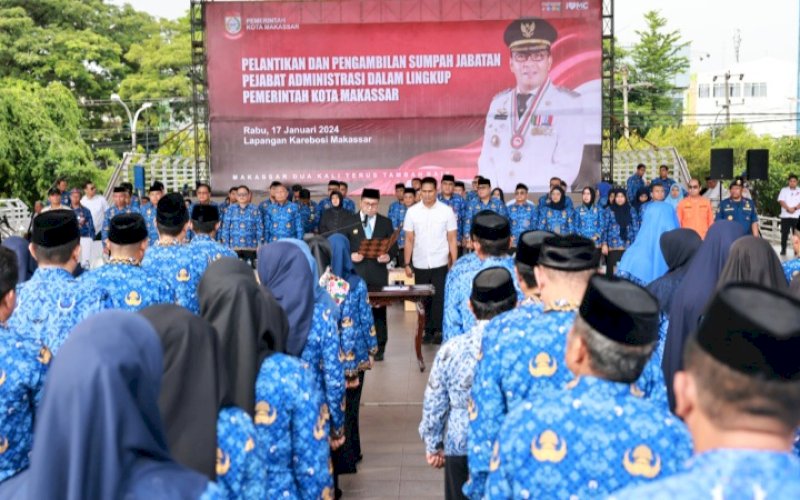 PELANTIKAN. Wali Kota Makassar, Moh Ramdhan Pomanto, melakukan Pelantikan dan Pengambilan Sumpah Jabatan Pejabat Administrasi dalam Lingkup Pemkot Makassar di Tribun Karebosi Makassar, Rabu (17/1/2024). foto: istimewa
