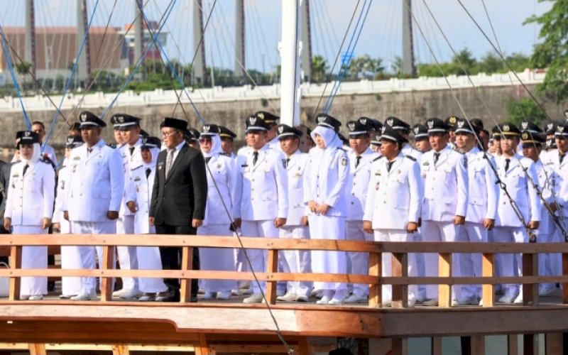PELANTIKAN. Wali Kota Makassar, Moh Ramdhan Pomanto, bersama pejabat baru yang dilantik di atas Kapal Pinisi di Anjungan Pantai Losari Makassar, Rabu (3/1/2024). foto: istimewa