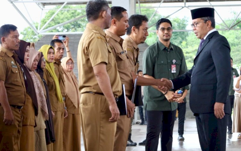PELANTIKAN. Wali Kota Makassar, Moh Ramdhan Pomanto, resmi melantik 106 Sekretaris Lurah di Tribun Lapangan Karebosi Makassar di Selasa (16/1/2024). foto: istimewa 