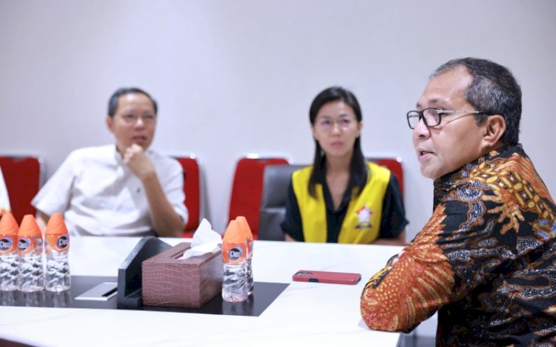 PERTEMUAN. Wali Kota Makassar, Moh Ramdhan Pomanto, menerima audiensi Persatuan Umat Buddha Indonesia (Permabudhi) Makassar di Balai Kota Makassar, Kamis (25/1/2024). foto: istimewa