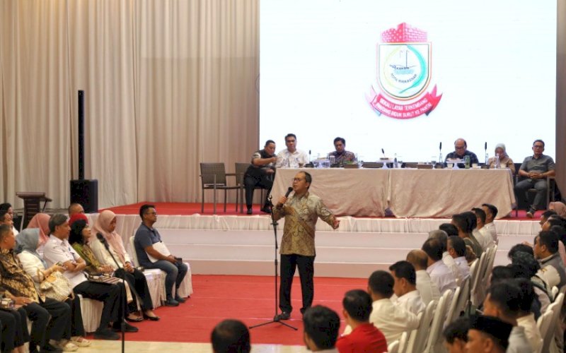 RAKOR. Wali Kota Makassar, Moh Ramdhan Pomanto, menggelar rapat koordinasi bersama seluruh camat, lurah, dan OPD lingkup Pemkot Makassar, di DP Hall, Jl Amirullah, Kota Makassar, Rabu (24/1/2024) malam. foto: istimewa