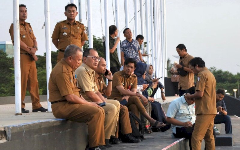 PENGECEKAN. Wali Kota Makassar, Moh Ramdhan Pomanto, mengecek lokasi pelantikan pejabat Pemkot Makassar di Tribun Anjungan City of Makassar, Selasa (2/1/2024) petang. foto: istimewa