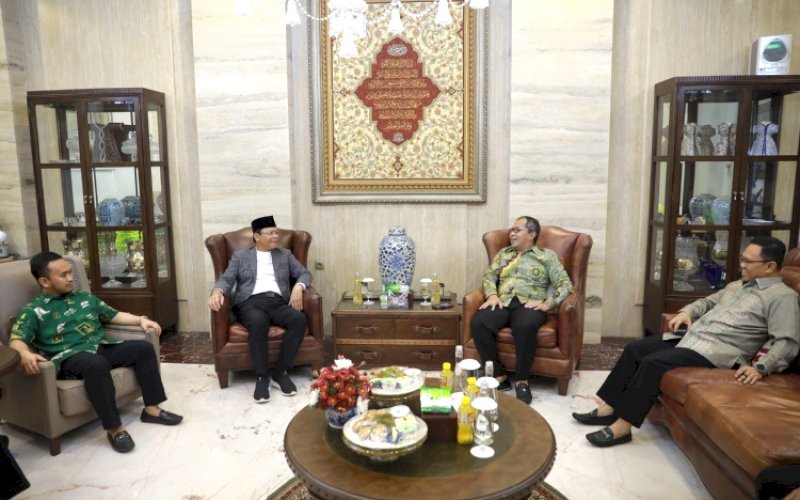 PERTEMUAN. Wali Kota Makassar Moh Ramdhan Pomanto menyambut kedatangan rombongan Plt Ketua Umum DPP PPP Muhamad Mardiono di kediaman pribadinya, Jl Amirullah, Kota Makassar, Jumat (26/1/2024) malam. foto: istimewa