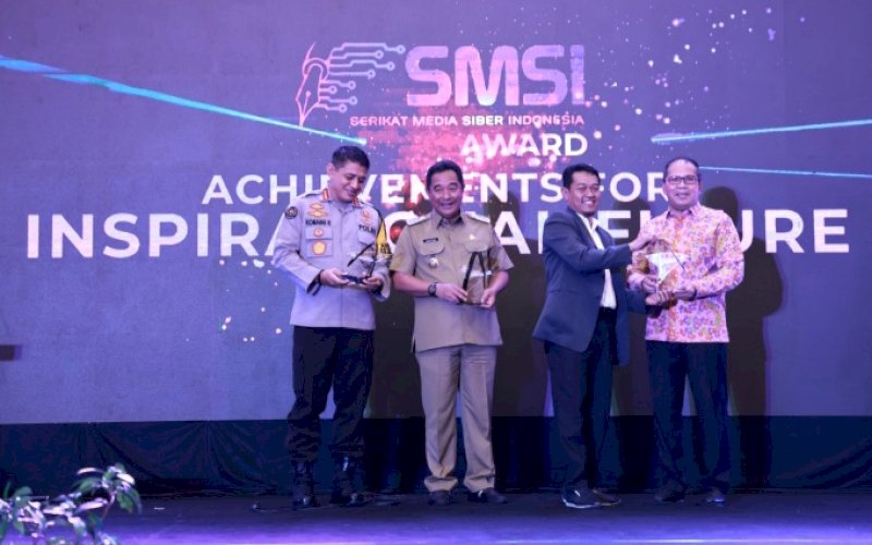 SMSI AWARD. Ketua SMSI Sulsel Rasid Alfarizi memberikan penghargaan kepada Pj Gubernur Sulsel Bahtiar Baharuddin dan Wali Kota Makassar Moh Ramdhan Pomanto pada SMSI Sulsel Award 2023 di Hotel Claro Makassar, Senin (15/1/2024) malam. foto: istimewa