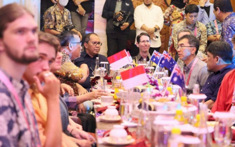 JAMUAN. Wali Kota Makassar, Moh Ramdhan Pomanto, menjamu para mahasiswa Universitas Tasmania Australia, di rumah pribadinya, Jl Amirullah, Kota Makassar, Jumat (12/1/2024) malam. foto: istimewa