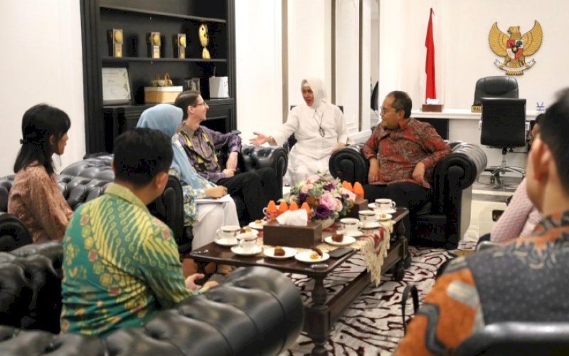 PERTEMUAN. Konjen Australia di Makassar Todd Dias menemui Wali Kota Makassar Moh Ramdhan Pomanto untuk menyampaikan keinginannya mengunjungi Lorong Sydney di Kantor Balai Kota Makassar, Jumat (12/1/2024). foto: istimewa