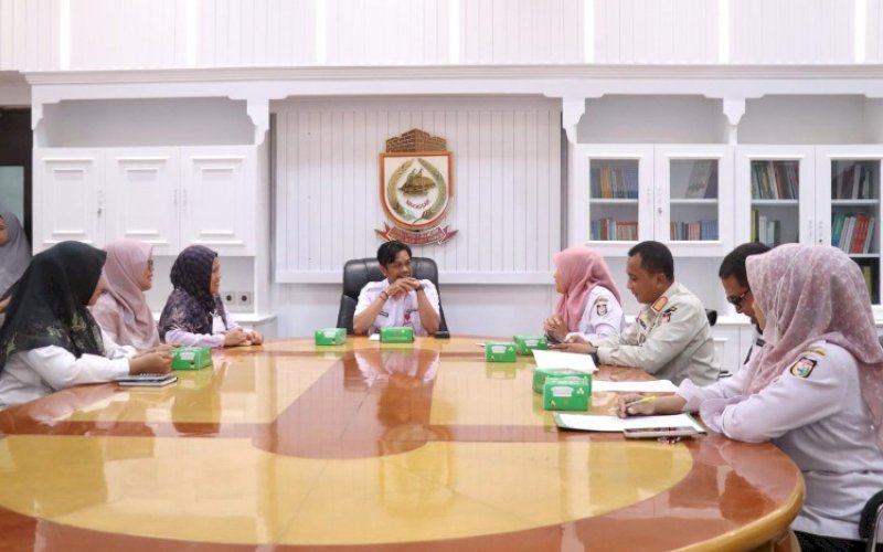 PERTEMUAN. Pj Sekda Kota Makassar, Firman Hamid Pagarra, menerima audiensi dari Dinas Kesehatan Kota Makassar terkait Kawasan Tanpa Rokok (KTR) di Balai Kota Makassar, Rabu (24/1/2024). foto: istimewa