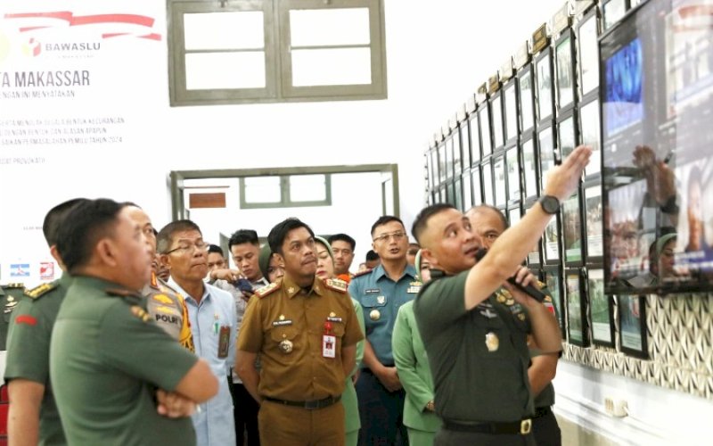 KUNJUNGAN KERJA. Pj Sekda Kota Makassar Firman Hamid Pagarra menyambut kedatangan Pangdam XIV/Hasanuddin, Mayjen TNI Bobby Rinal Makmun di Makodim 1408/Makassar, Jl Lanto Daeng Pasewang, Kota Makassar, Selasa (23/1/2024). foto: istimewa