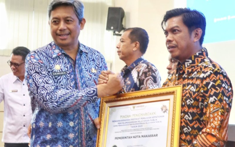 TERIMA PENGHARGAAN. Pj Sekda Kota Makassar Firman Hamid Pagarra menerima penghargaan pelayanan publik yang diserahkan langsung Pj Sekda Provinsi Sulsel Andi Muhammad Arsjad di Ruang Pola Kantor Gubernur Sulsel, Kamis (25/1/2024). foto: istimewa