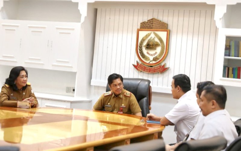 PERTEMUAN. Pj Sekda Kota Makassar Firman Hamid Pagarra menerima audiensi Kepala Cabang BPJS Ketenagakerjaan I Nyoman Hari didampingi Kepala Dinas Ketenagakerjaan Kota Makassar Nielma Palamba di Ruang Kerja Sekda, Balai Kota Makassar, Senin (29/1/2024). foto: istimewa
