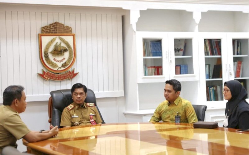 PERTEMUAN. Pj Sekda Kota Makassar, Firman Hamid Pagarra, menerima audiensi dari Bank Mandiri di Ruang Sekda Balai Kota Makassar, Senin (29/1/2024). foto: istimewa