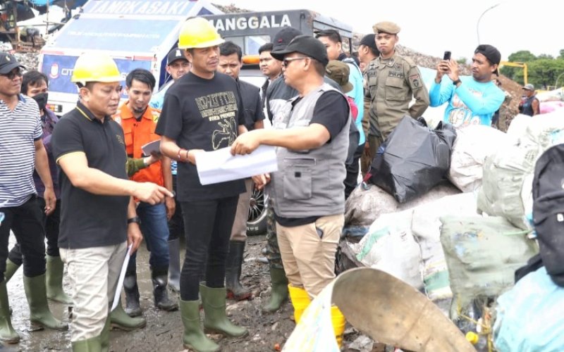 KUNJUNGAN. Pj Sekda Kota Makassar, Firman Hamid Pagarra, mengunjungi lokasi TPA Antang, Tamangapa, Kecamatan Manggala, Makassar, Sabtu (27/1/2024). foto: istimewa
