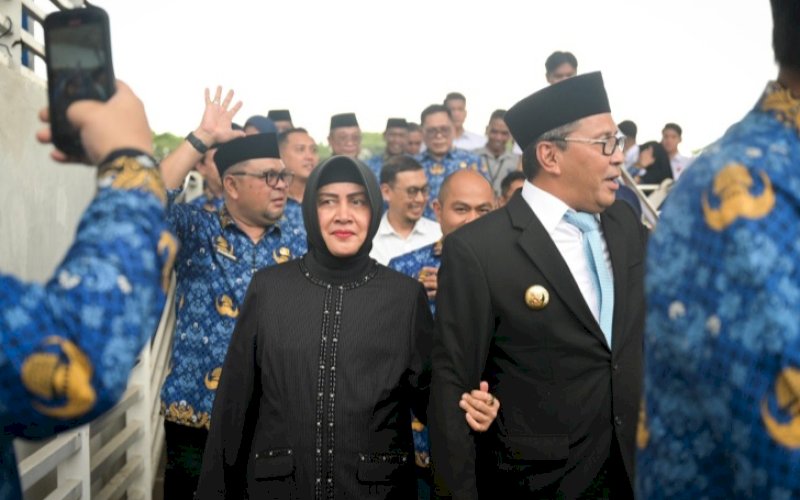 PELANTIKAN. Ketua TP PKK Kota Makassar Indira Jusuf Ismail mendampingi Wali Kota Makassar, Moh Ramdhan Pomanto pada pelantikan pejabat administrasi kelurahan lingkup Pemkot Makassar di Tribun Lapangan Karebosi Makassar, Rabu (17/1/2024). foto: istimewa