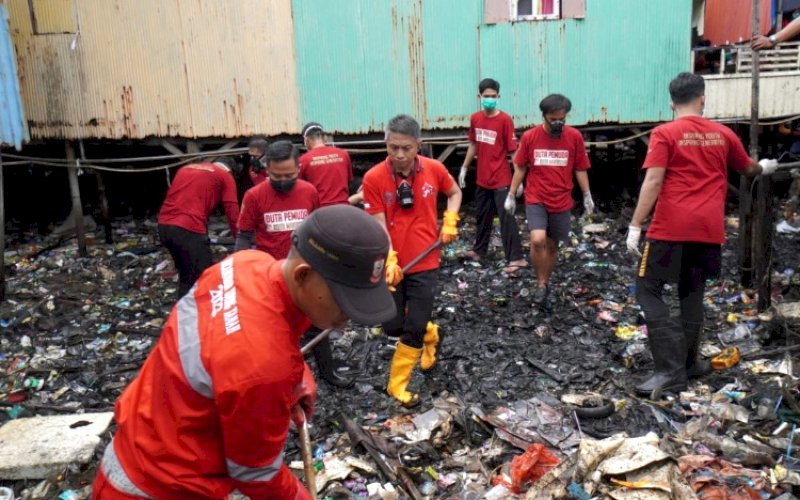 KERJA BAKTI. Pemkot Makassar melalui seluruh OPD melakukan aksi bersih-bersih Kota Makassar atau kerja bakti bersama, Sabtu (27/1/2024). foto: istimewa