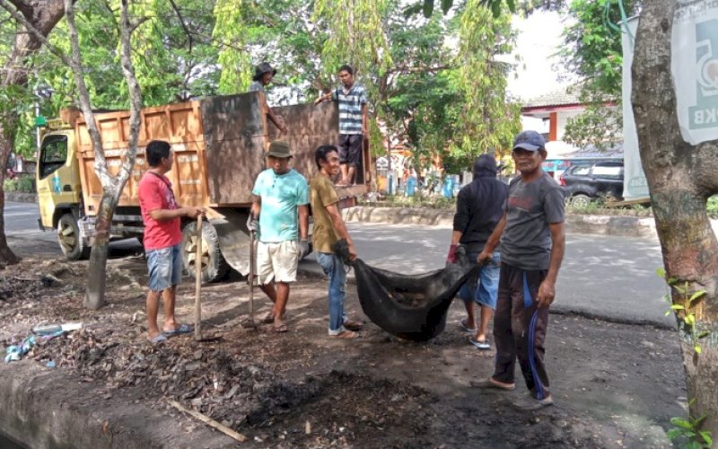 KEBERSIHAN. Pemkab Bulukumba intens menggalakkan kegiatan gotong royong warga untuk kebersihan di seluruh kelurahan di Kota Bulukumba. foto: istimewa