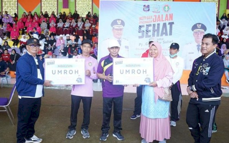 JALAN SEHAT. Caleg DPR RI, Muslimin Bando (kiri), menghadiri kegiatan Jalan Sehat HUT PGRI Enrekang di Lapangan Abubakar Lambogo Batili, Enrekang, Sabtu (13/1/2024) lalu. foto: istimewa