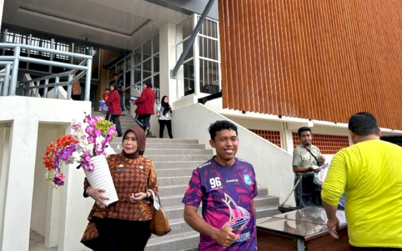 PINDAH KANTOR. Pegawai Pemkab Bulukumba mulai memindahkan barang ke Gedung Pinisi. Kegiatan perkantoran akan dimulai Senin (15/1/2024) mendatang. foto: istimewa
