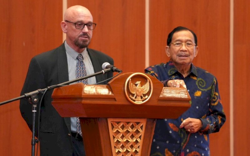 PRESENTASE. Tanri Abeng, Menteri Negara Pendayagunaan BUMN pertama di Indonesia, kini menjabat sebagai Komisaris Utama Perseroda (BUMD) Provinsi Sulsel, bersama rekannya mempresentasekan 'Ekonomi Biru Sulsel' pada malam ramah tamah Pemprov Sulsel dengan BUMD dan seluruh pengusaha di Sulsel, di Aula Tudang Sipulung, Rujab Gubernur Sulsel, Selasa (9/1/2024) malam. foto: istimewa