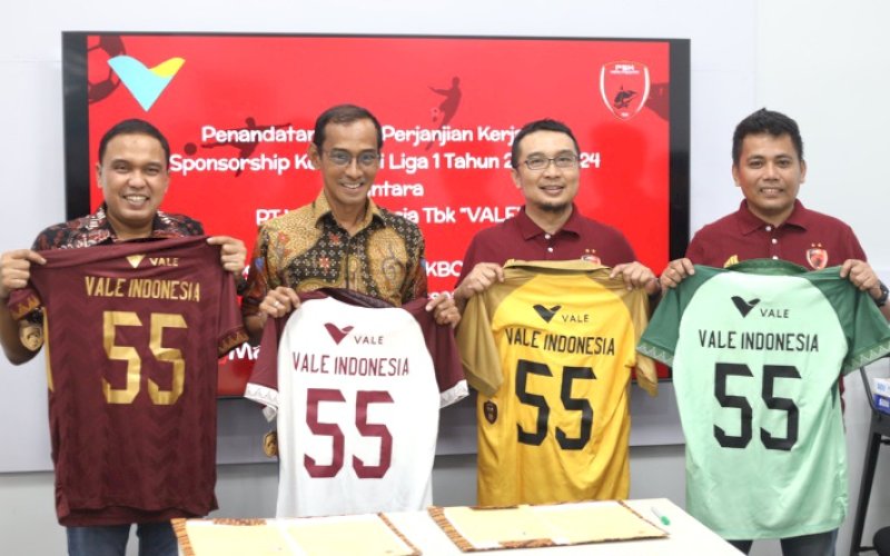 SPONSOR. Vice President PT Vale Indonesia Adriansyah Chaniago dan Direktur Utama PT Persaudaraan Sepak Bola Makassar Sadikin Aksa memperlihatkan jersey PSM Makassar yang disponsori PT Vale Indonesia di Kantor PT Vale, Jl Somba Opu, Kota Makassar, Jumat (5/1/2024). foto: istimewa