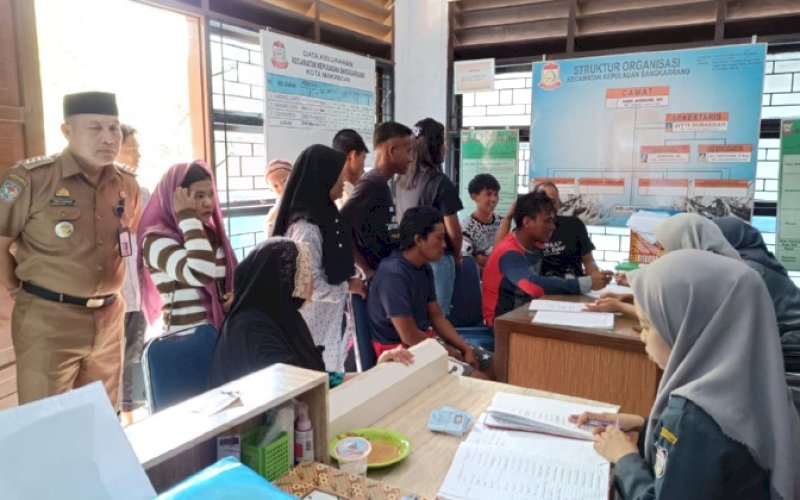 PEMANTAUAN. Camat Kepulauan Sangkarrang, Andi Asdhar, melakukan pemantauan terhadap pelayanan administrasi masyarakat di Kantor Kecamatan Kepulauan Sangkarrang, Senin (12/2/2024). foto: istimewa