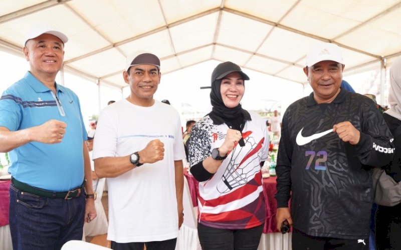 JALAN SEHAT. Ketua DPRD Provinsi Sulsel Andi Ina Kartika Sari bersama Pj Gubernur Sulsel Bahtiar Baharuddin mengikuti Jalan Sehat, Pemeriksaan Kesehatan Gratis, dan Donor Darah sebagai bagian dari Cooling System Pemilu 2024 yang diselenggarakan Pemprov Sulsel di Anjungan Pantai Losari Makassar, Minggu (11/2/2024).&nbsp;foto: istimewa