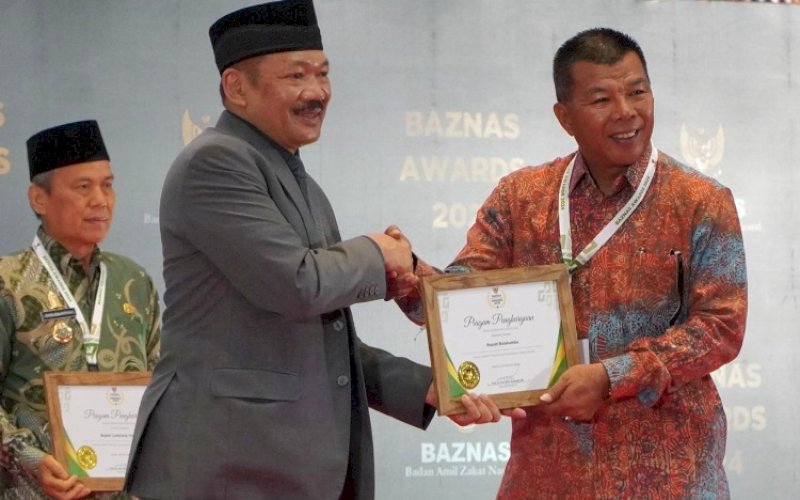 BAZNAS AWARD. Ketua Baznas Republik Indonesia Prof KH Noor Achmad menyerahkan penghargaan Baznas Award 2024 kepada Bupati Bulukumba Andi Muchtar Ali Yusuf di Hotel Bidakara, Jakarta, Kamis (29/2/2024). foto: istimewa