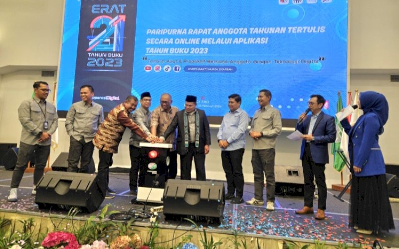 PEMBUKAAN. Kepala Dinas Koperasi dan UKM Provinsi Sulsel, Ashari Faskhsirie Radjamilo, membuka Paripurna Rapat Anggota Tahunan (RAT) Tertulis secara Online melalui Aplikasi Tahun Buku 2023 KSPPS BHS di Hotel Claro Makassar, Jumat (23/2/2024). foto: doelbeckz/pluz.id