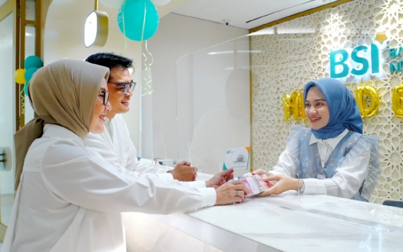 PELUNASAN. Nasabah sedang menyetorkan uang pelunasan haji 2024 di Kantor Cabang BSI The Tower Jakarta. Dimana tahap 1 pelunasan haji sejak 9 Januari 2024 sampai 23 Februari 2024. PT Bank Syariah Indonesia Tbk (BSI) siapkan layanan prima untuk masyarakat yang akan melunasi biaya ibadah haji 2024. foto: istimewa