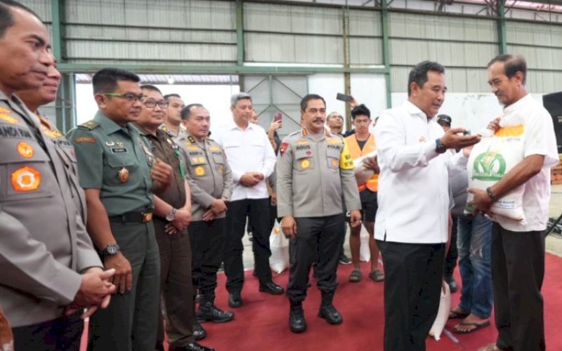 PENYALURAN. Pj Gubernur Sulsel Bahtiar Baharuddin bersama Wakapolri melepas secara simbolis Percepatan Penyaluran Bantuan Pangan Secara Serentak di 24 Kabupaten/Kota Se-Sulsel di Gedung Bulog Makassar, Rabu (7/2/2024). foto: istimewa