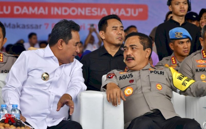 BERBINCANG. Pj Gubernur Sulsel Bahtiar Baharuddin berbincang dengan Wakapolri Komjen Pol Agus Andrianto di acara Bakti Sosial, Bakti Kesehatan, Pasar Murah, dan Bazar UMKM dalam rangka Pemilu Damai, Indonesia Maju di Lapangan Karebosi Makassar, Rabu (7/2/2024). foto: istimewa