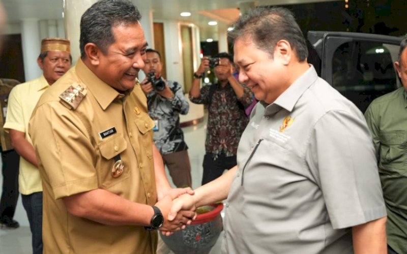 SAMBUTAN. Pj Gubernur Sulsel Bahtiar Baharuddin menyalami dan menyambut Menko Perekonomian Airlangga Hartarto di Rumah Jabatan Gubernur Sulsel, Kamis (1/2/2024). foto: istimewa