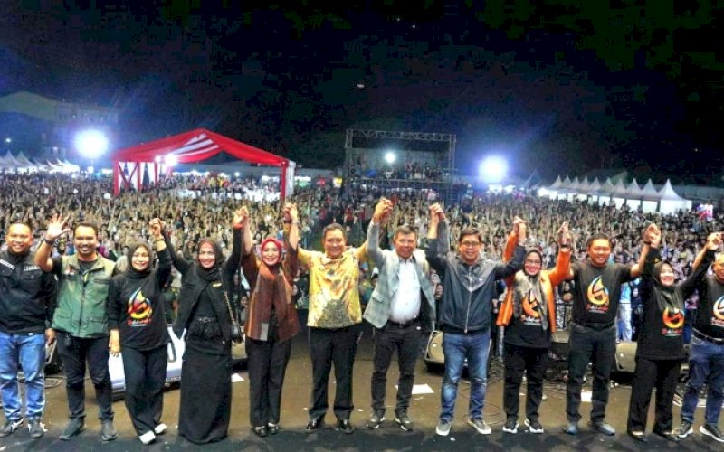 MALAM HIBURAN. Pj Gubernur Sulsel Bahtiar Baharuddin bersama Bupati Bulukumba Andi Muchtar Ali Yusuf menghadiri malam hiburan peringatan Hari Jadi Bulukumba ke-64 yang dihibur Armada Band di Stadion Mini Bulukumba, Minggu (4/2/2024). foto: istimewa