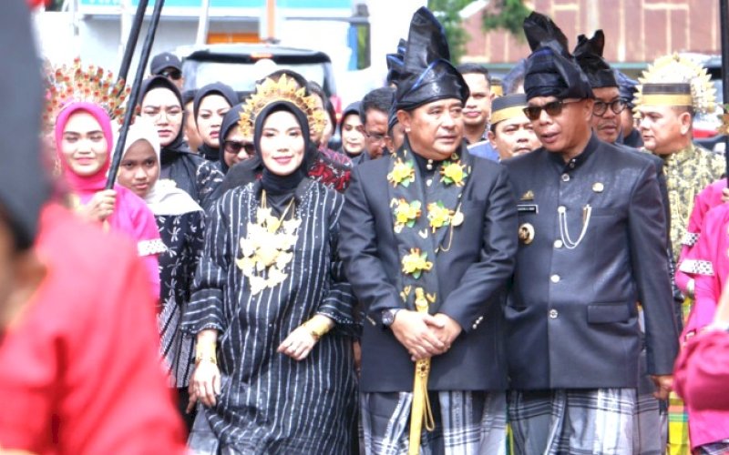 PERAYAAN. Pj Gubernur Sulsel Bahtiar Baharuddin didampingi Bupati Bulukumba Andi Muchtar Ali Yusuf saat menghadiri perayaan Hari Jadi Bulukumba Ke-64 di Lapangan Pemuda Bulukumba, Minggu (4/2/2024). foto: istimewa