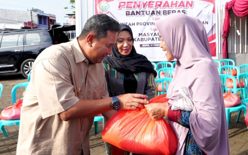 BANTUAN. Pj Gubernur Sulsel, Bahtiar Baharuddin, menyerahkan bantuan beras dari Pemprov Sulsel di Kecamatan Tanete Riattang, Kabupaten Bone, Sabtu (17/2/2024). foto: istimewa