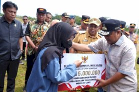 Usai Tanam Sukun, Pj Gubernur Sulsel Serahkan Bantuan Darurat dan Logistik Longsor di Luwu