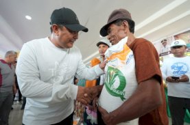 Pj Gubernur Sulsel Salurkan Bantuan Pangan Presiden untuk Warga Kurang Mampu di Jeneponto