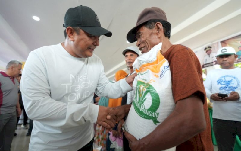PENYERAHAN BANTUAN. Pj Gubernur Sulsel, Bahtiar Baharuddin, menyalurkan bantuan pangan Presiden Republik Indonesia Joko Widodo kepada masyarakat kurang mampu di Lapangan Binamu Jeneponto, Sabtu (3/2/2024). foto: istimewa