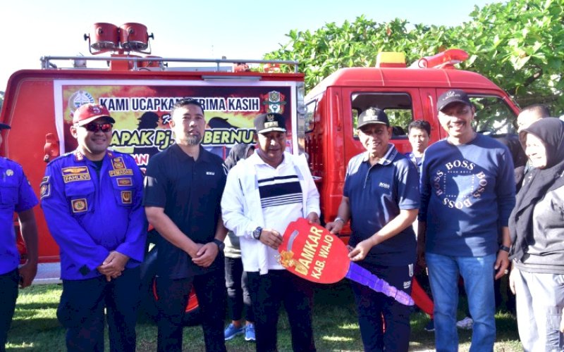 PENYERAHAN. Pj Gubernur Sulsel Bahtiar Baharuddin menyerahkan bantuan satu unit Damkar dari Pemprov Sulsel kepada Pemkab Wajo yang diterima Bupati Wajo Amran Mahmud di Lapangan Merdeka Kabupaten Wajo, Jumat (9/2/2024). foto: istimewa
